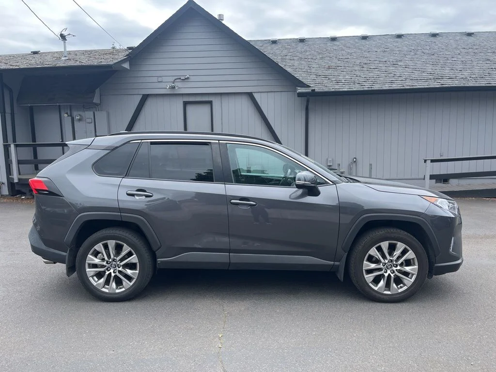Used 2019 Gray Toyota XLE Premium image 7