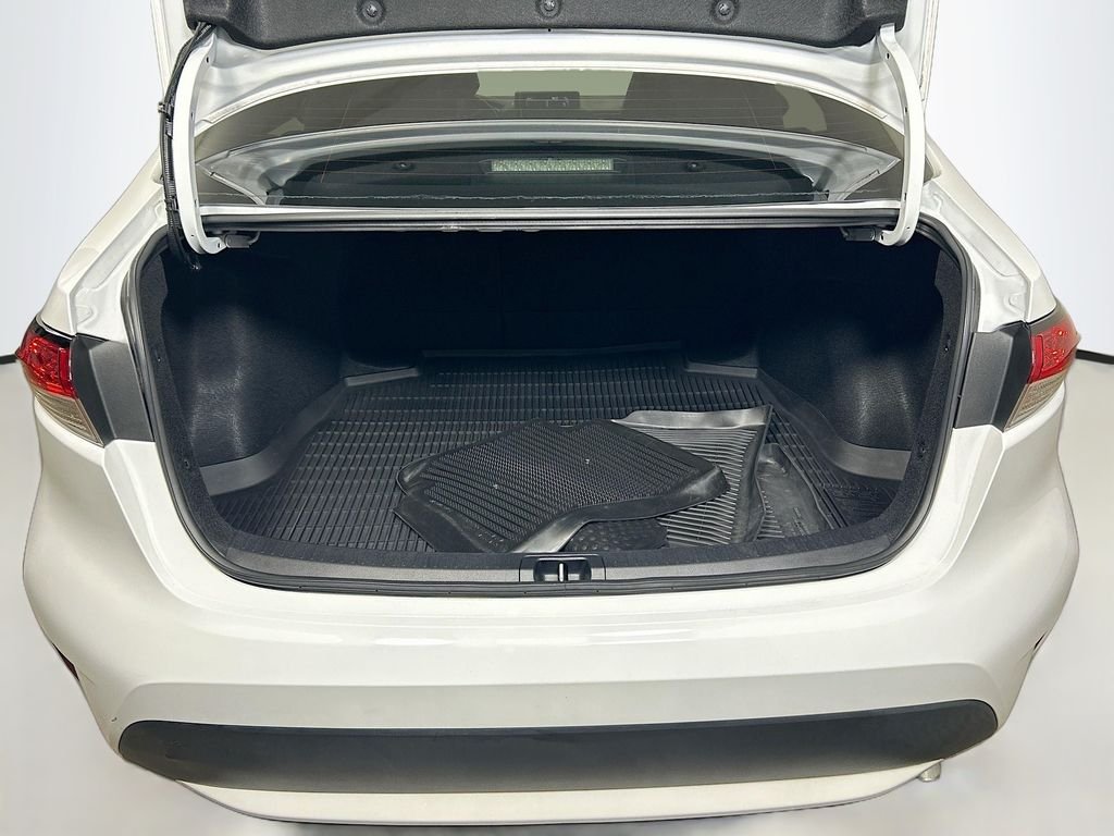 Used 2022 White Toyota LE image 23