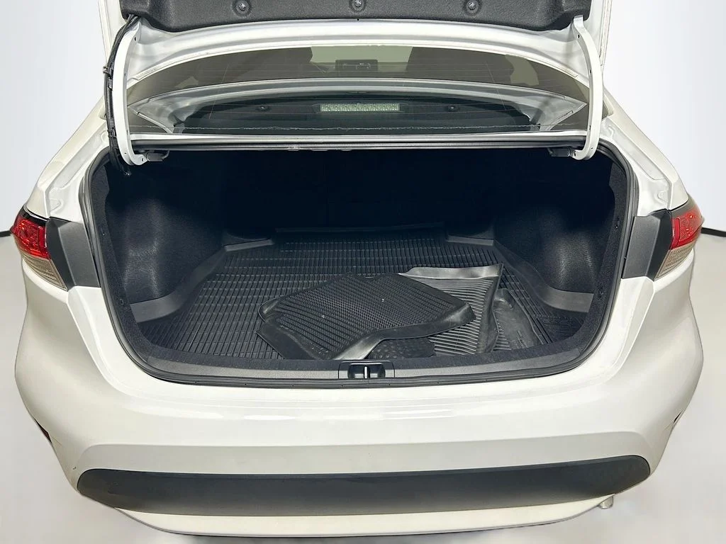 Used 2022 White Toyota LE image 23