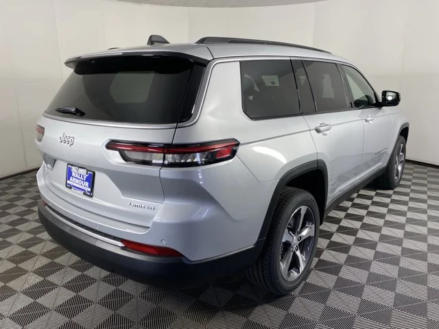 New 2026 Silver Zynith Exterior Paint Jeep Limited image 9