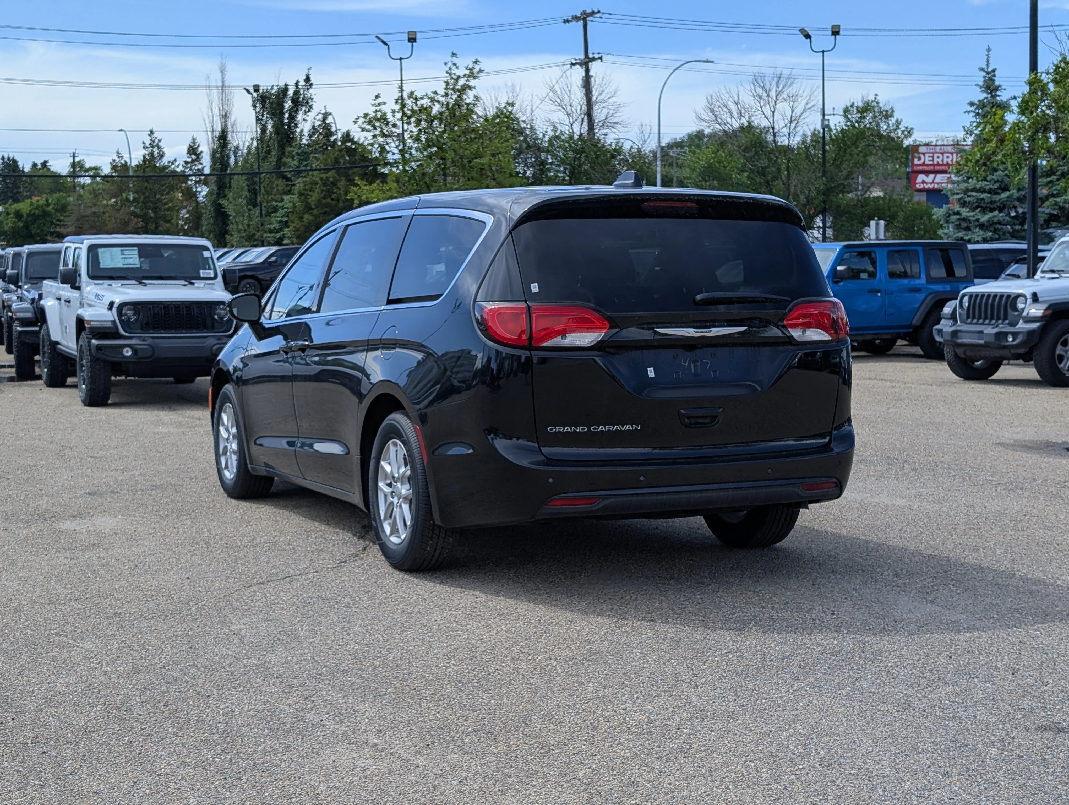 New 2026 Diamond Black Crystal Pearl Chrysler SXT image 4