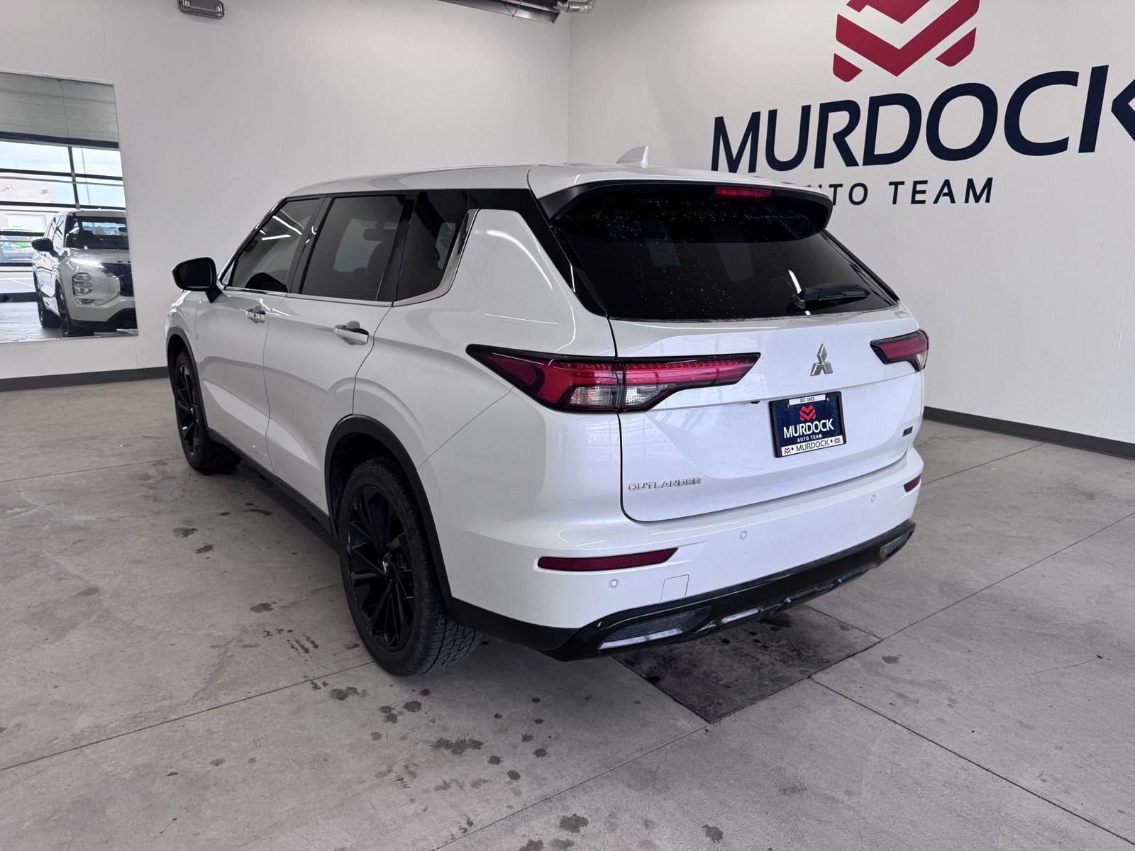 Used 2023 White Diamond Mitsubishi SE Black Edition image 10