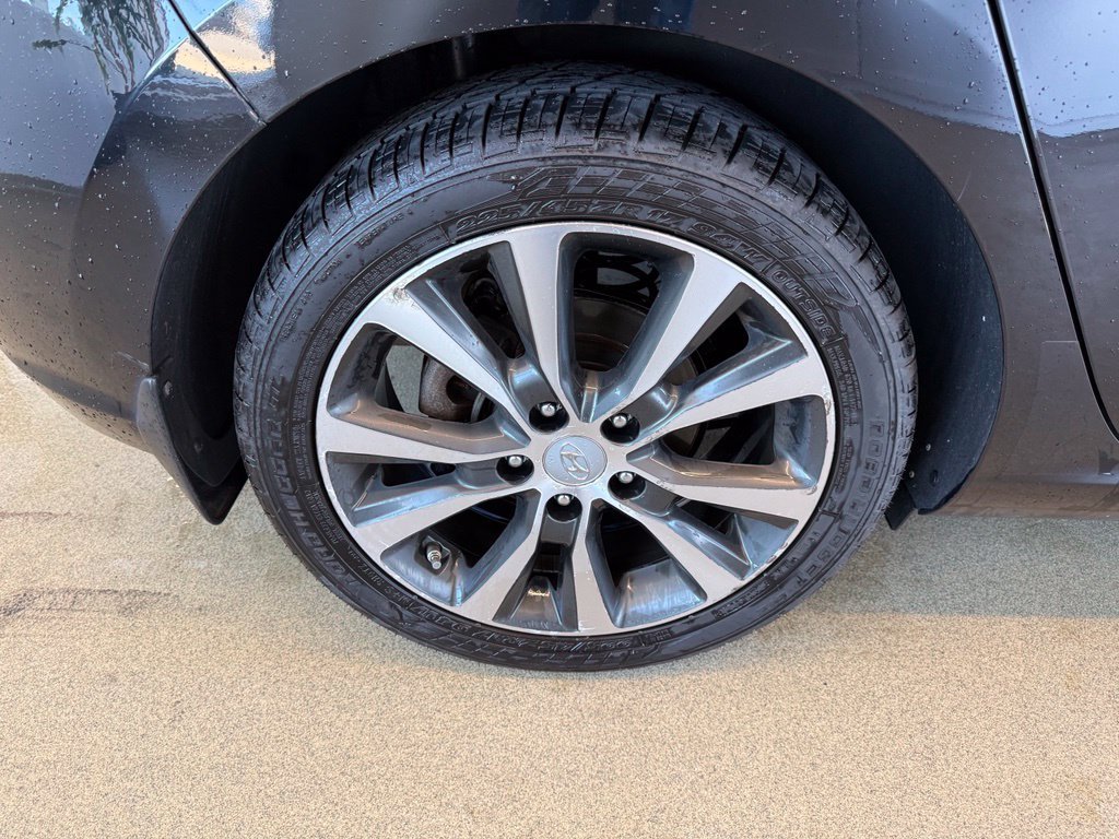 Used 2018 Black Hyundai Base image 8