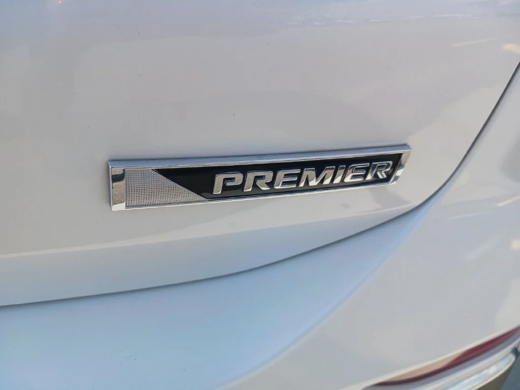Used 2018 IRIDESCENT PEARL TRICOAT Chevrolet Premier image 30