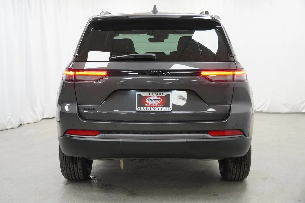 New 2026 Baltic Gray Metallic Clear-Coat Exterior Paint Jeep Laredo Altitude image 10