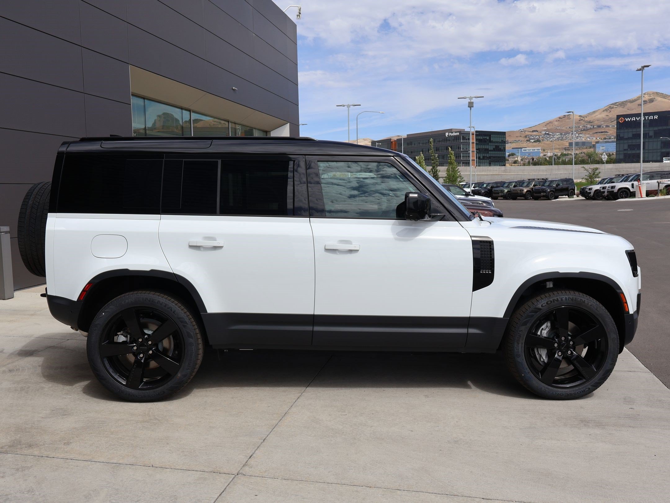 New 2026 Fuji White LAND ROVER P300 S image 4