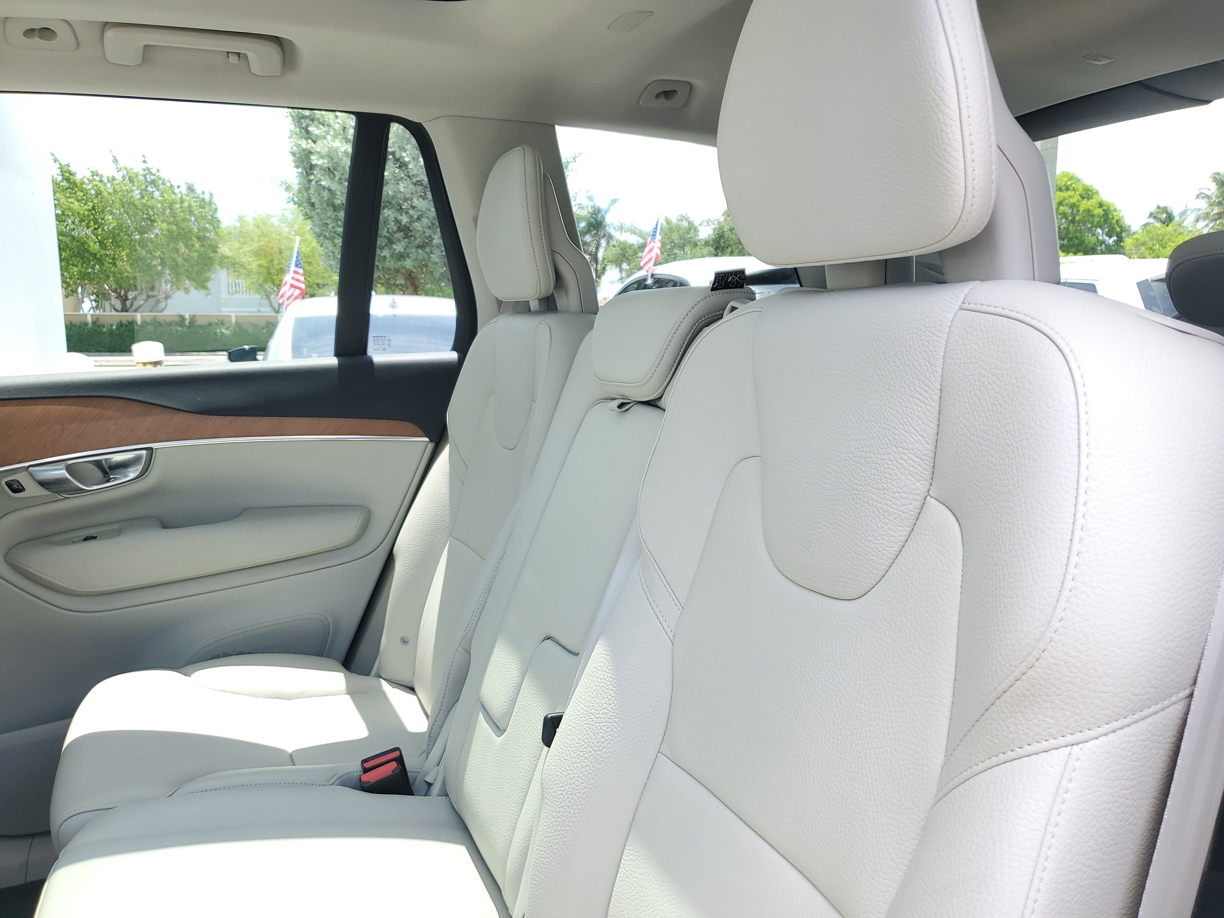 Used 2022 Bright Silver Metallic Volvo Momentum image 14