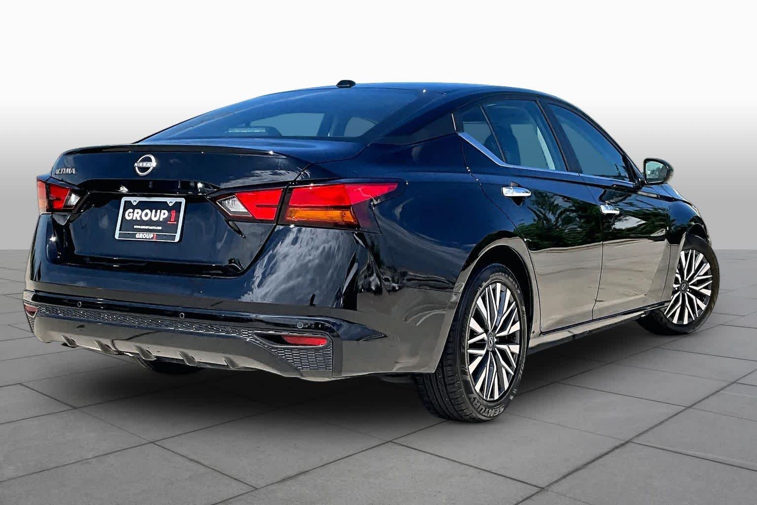 Used 2025 Super Black Nissan SV image 12