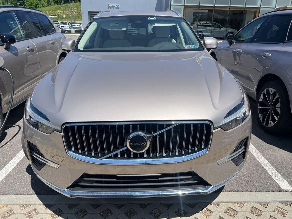 2023 Volvo XC60 B5 Plus Bright Theme AWD's photo
