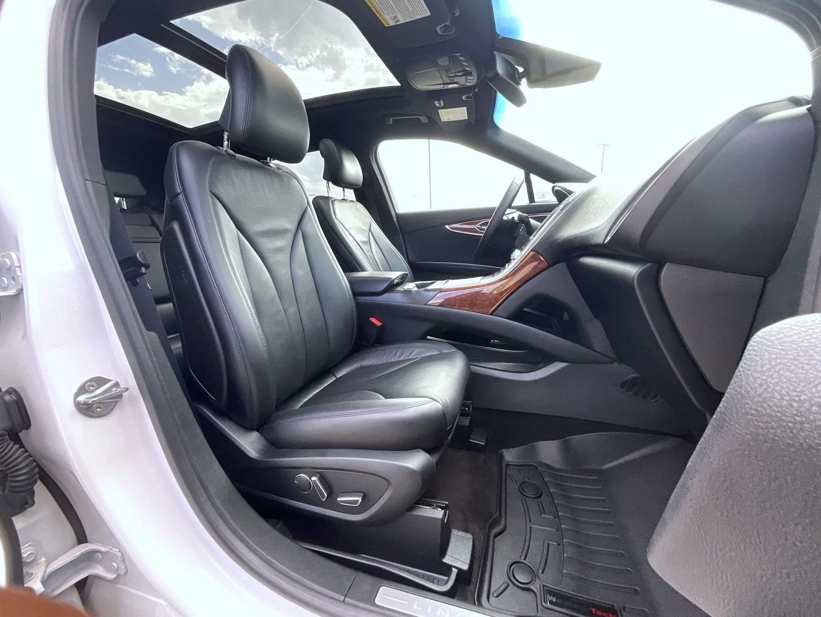 Used 2018 White Lincoln Reserve image 16