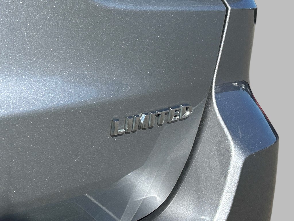 Used 2017 Silver Jeep Limited image 14