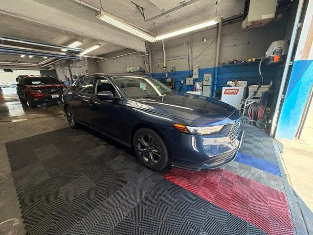 Used 2023  Honda EX-L image 3