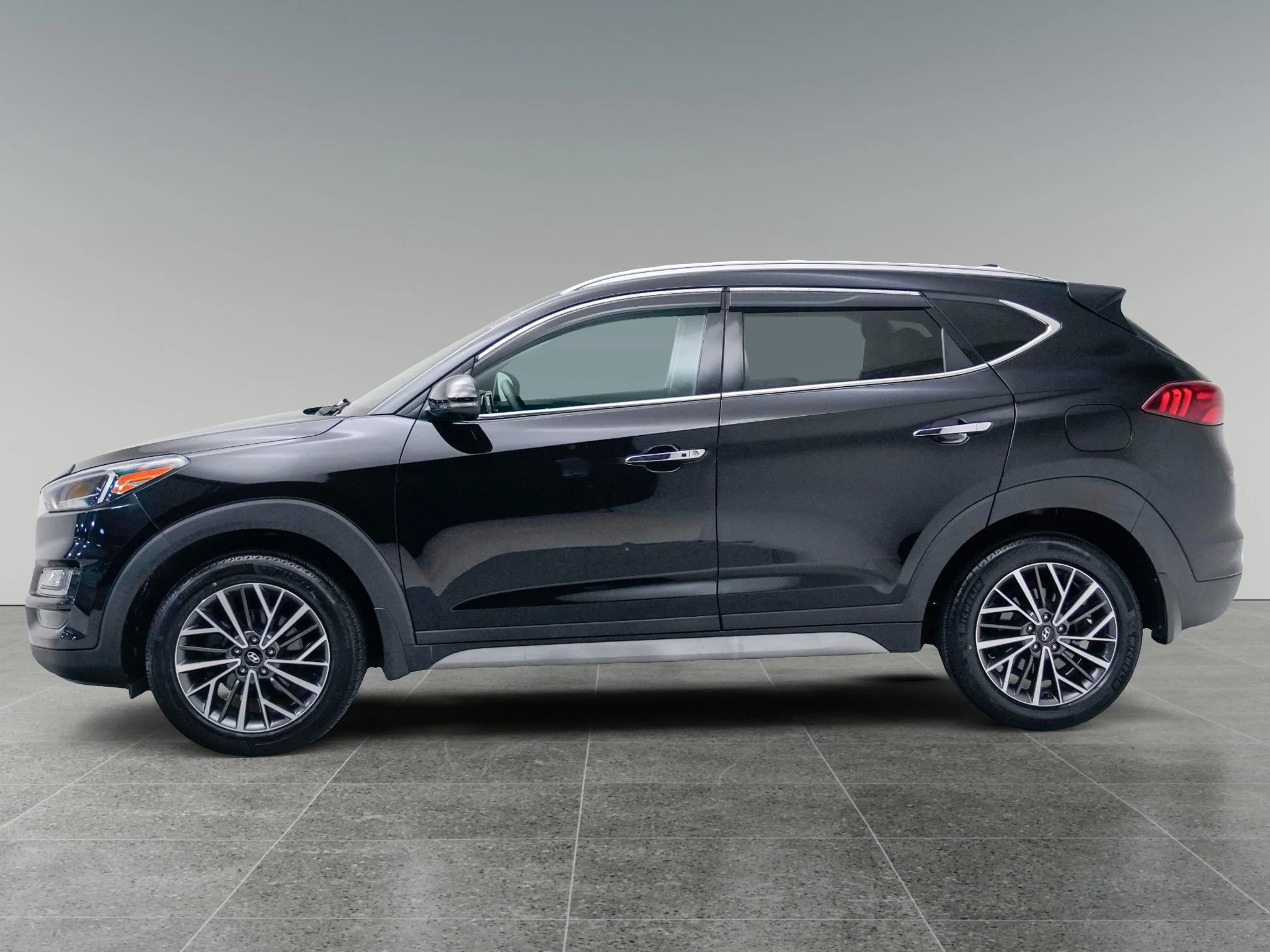 Used 2021 Black Noir Pearl Hyundai Limited image 9