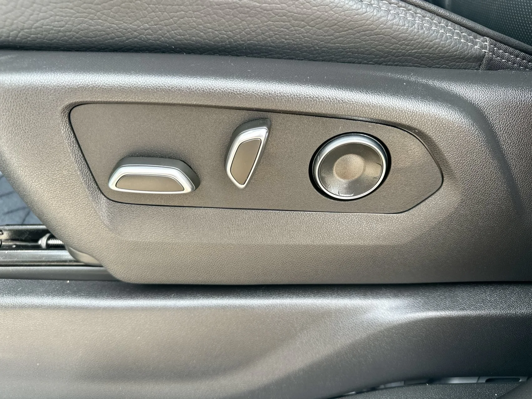 Used 2025 White GMC Denali image 12