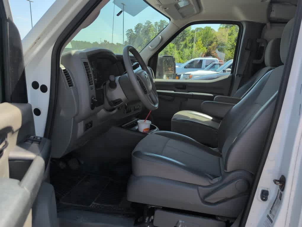 Used 2018 Glacier White Nissan S image 7
