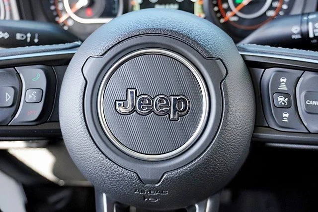 New 2026 Bright White Clear-Coat Exterior Paint Jeep Rubicon image 41