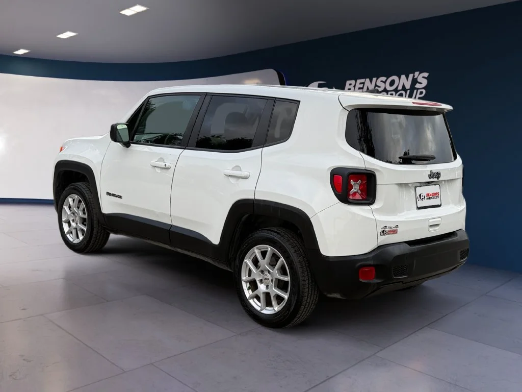 Used 2023 White Jeep Latitude image 3