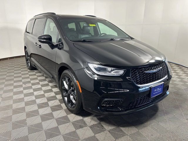 2025 Chrysler Pacifica Limited's photo