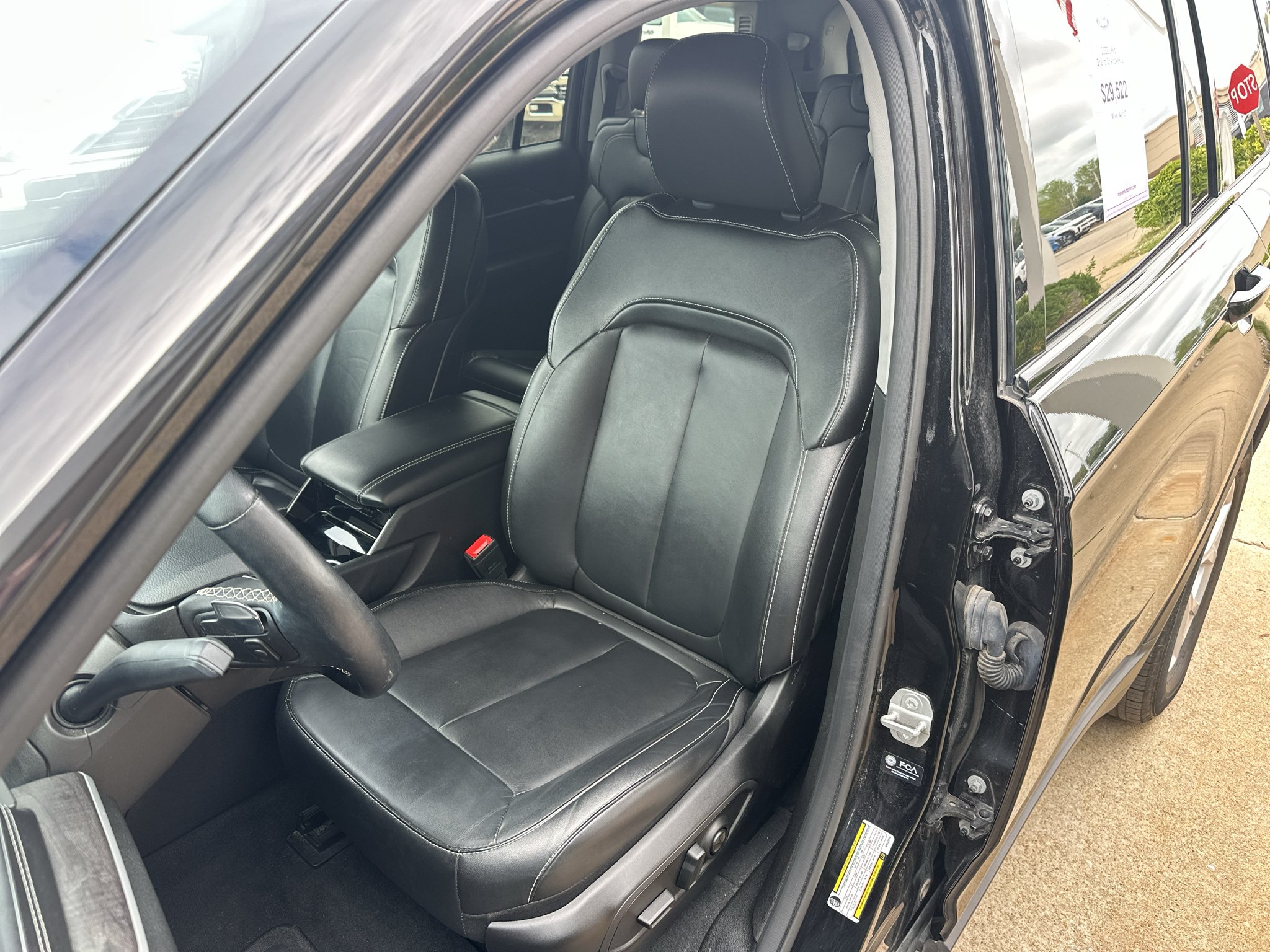Used 2022 Diamond Black Crystal Pearlcoat Jeep Limited image 29