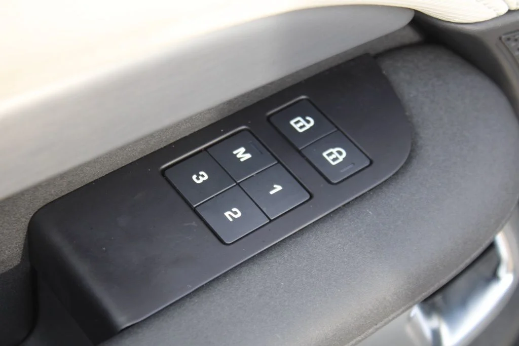 Certified Used 2025  Land Rover Dynamic SE image 15