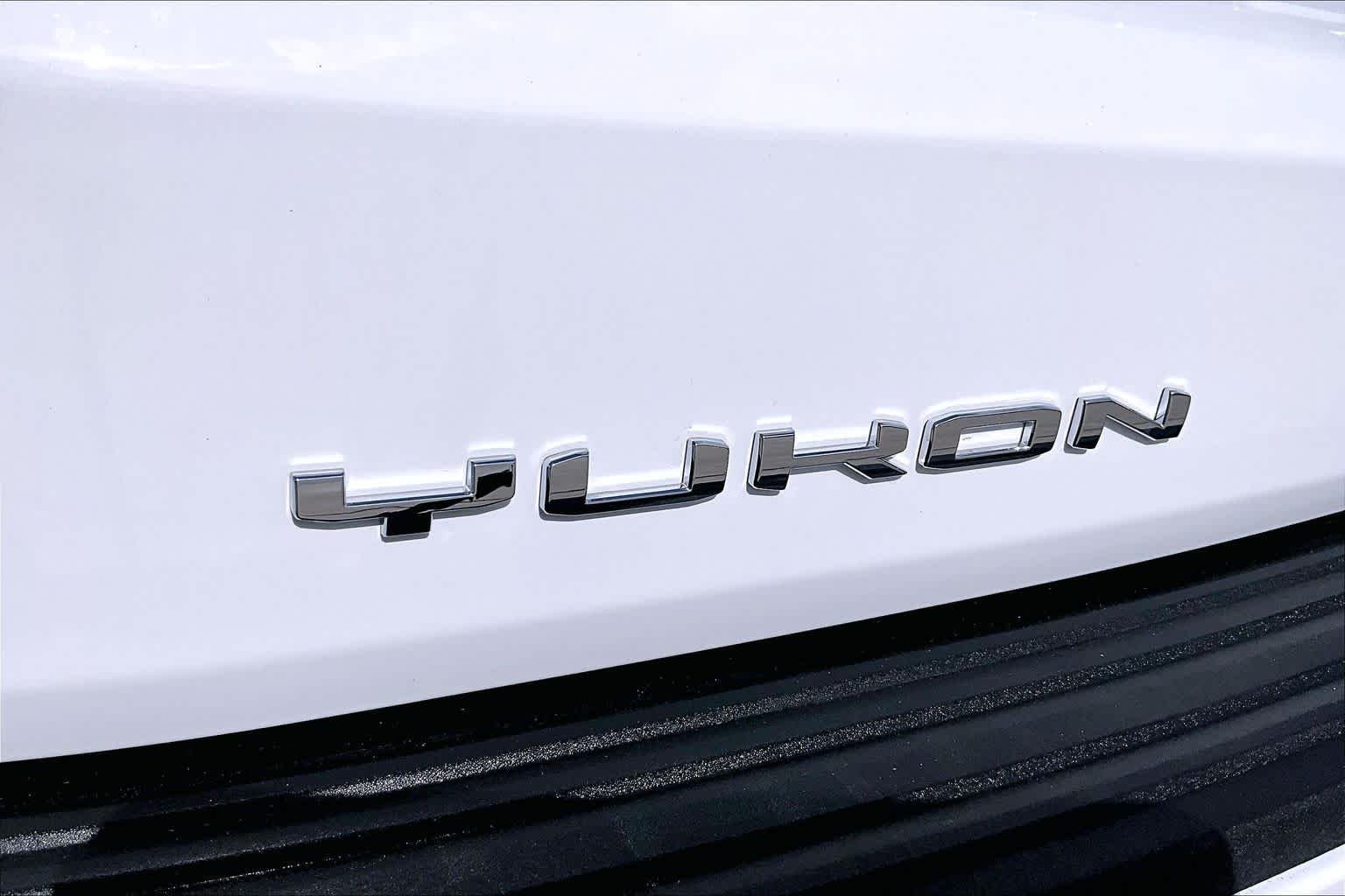 Used 2026 Summit White GMC AT4 Ultimate image 31