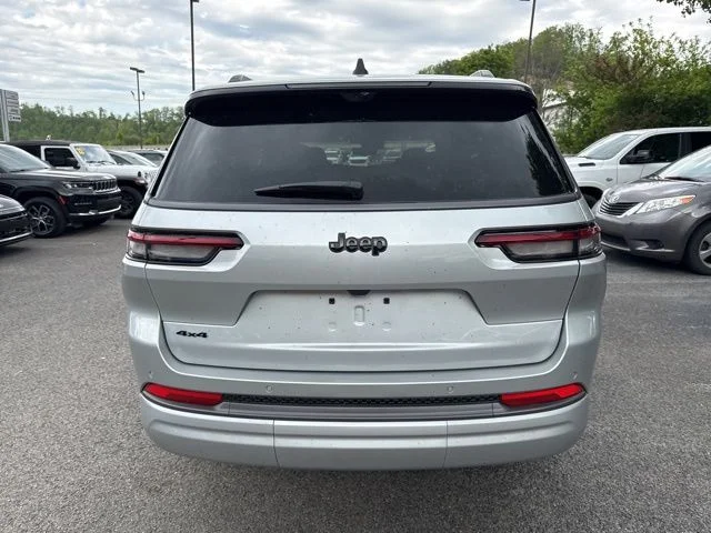 New 2026 Silver Zynith Exterior Paint Jeep Limited image 4