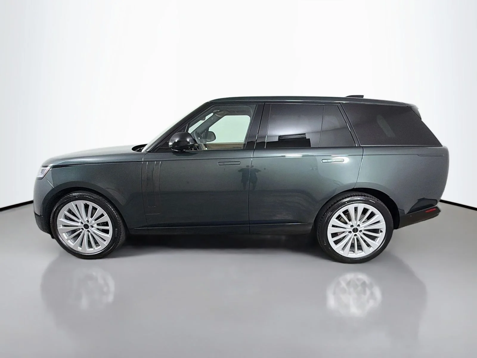 New 2026 Belgravia Green Land Rover SE image 2
