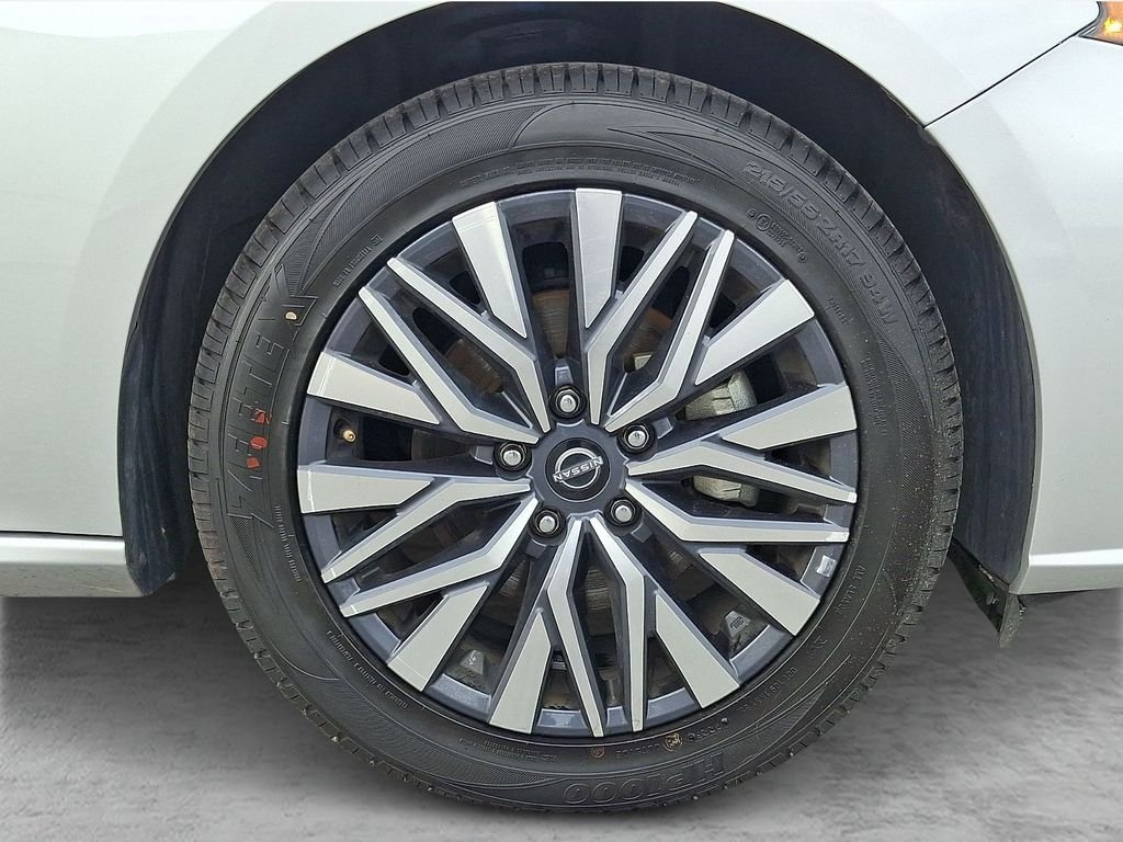Used 2025 Silver Nissan 2.5 SV image 6
