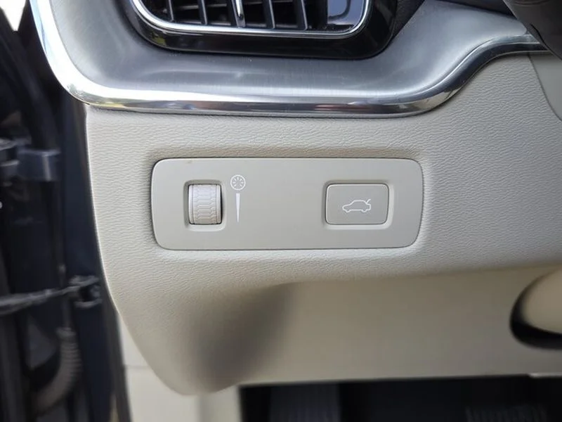 Used 2019 Denim Blue Metallic Volvo Momentum image 25