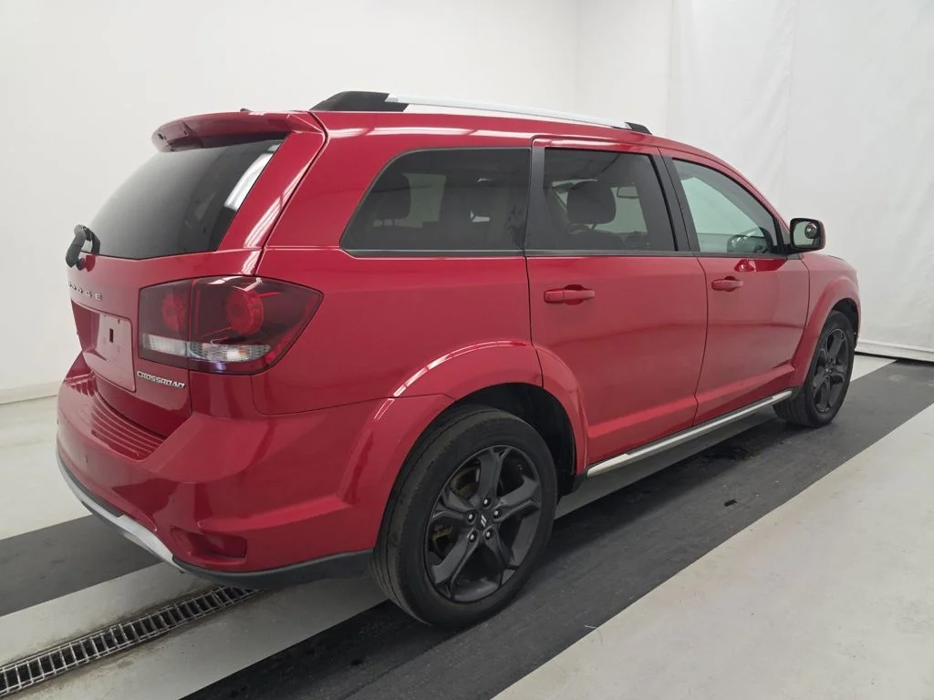 Used 2020 Red Dodge Crossroad image 2