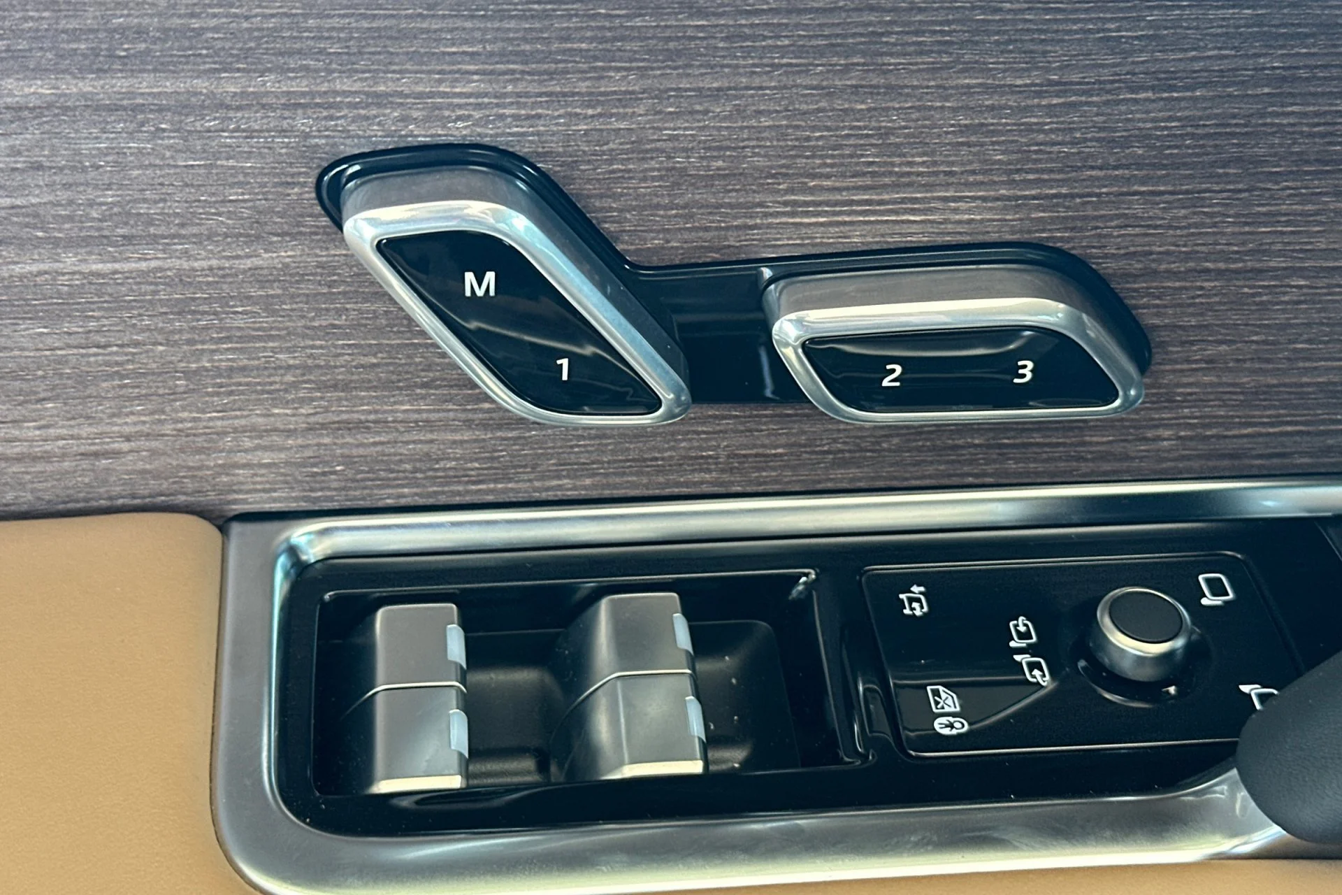 New 2026 Varesine Blue Land Rover SE image 15