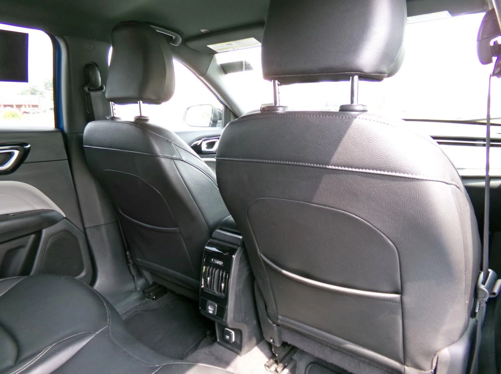 Used 2025 Hydro Blue Pearlcoat Jeep Limited image 15
