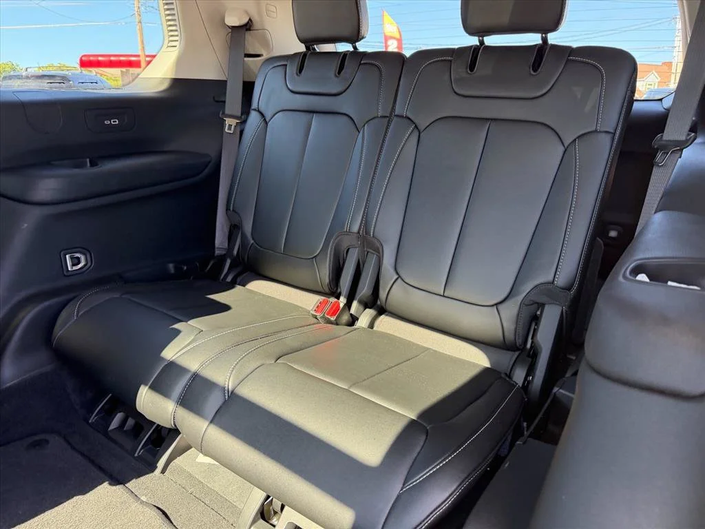 Used 2022 White Jeep Limited image 11