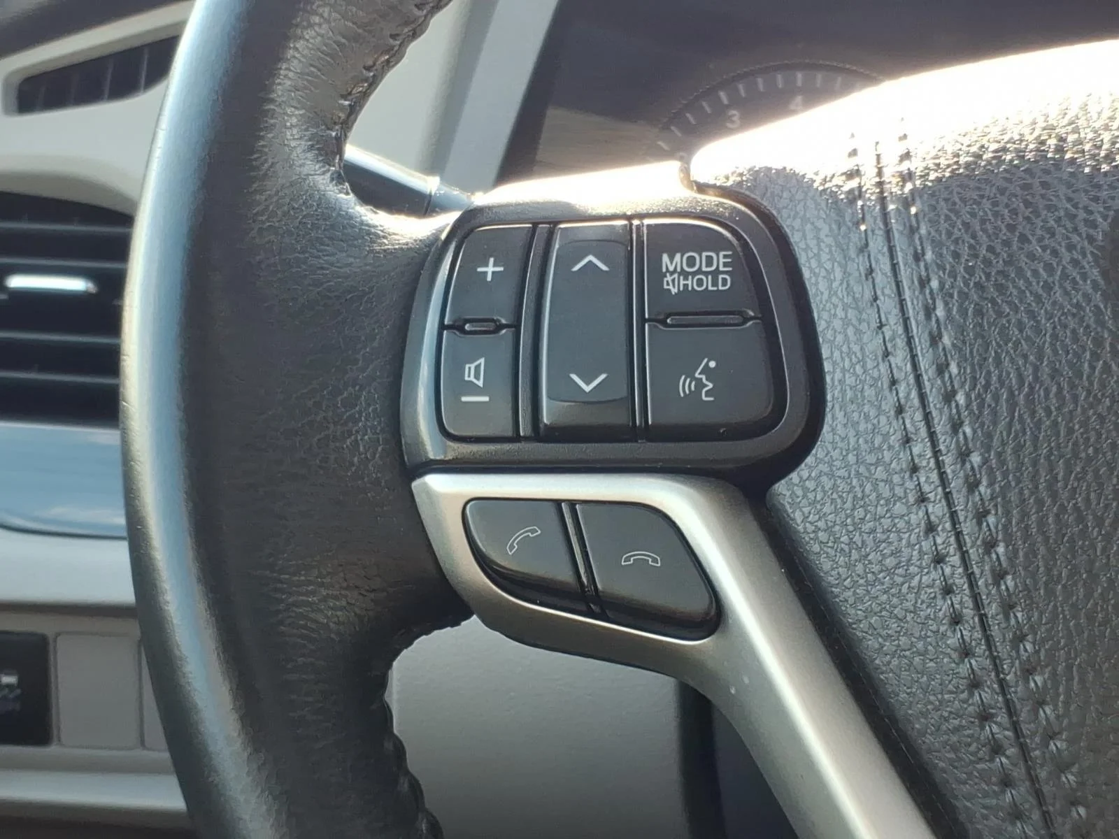 Used 2019 Midnight Black Metallic Toyota XLE image 28