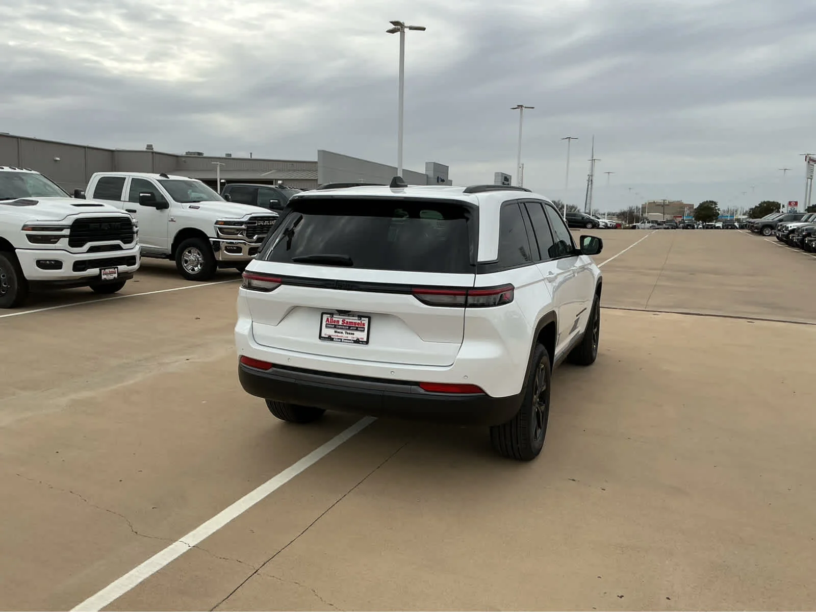 New 2026 Bright White Clear-Coat Exterior Paint Jeep Laredo Altitude image 6