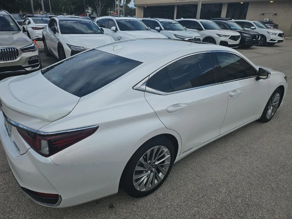 Certified Used 2020 EMINENT WHITE PEARL Lexus 300h Ultra Luxury image 5
