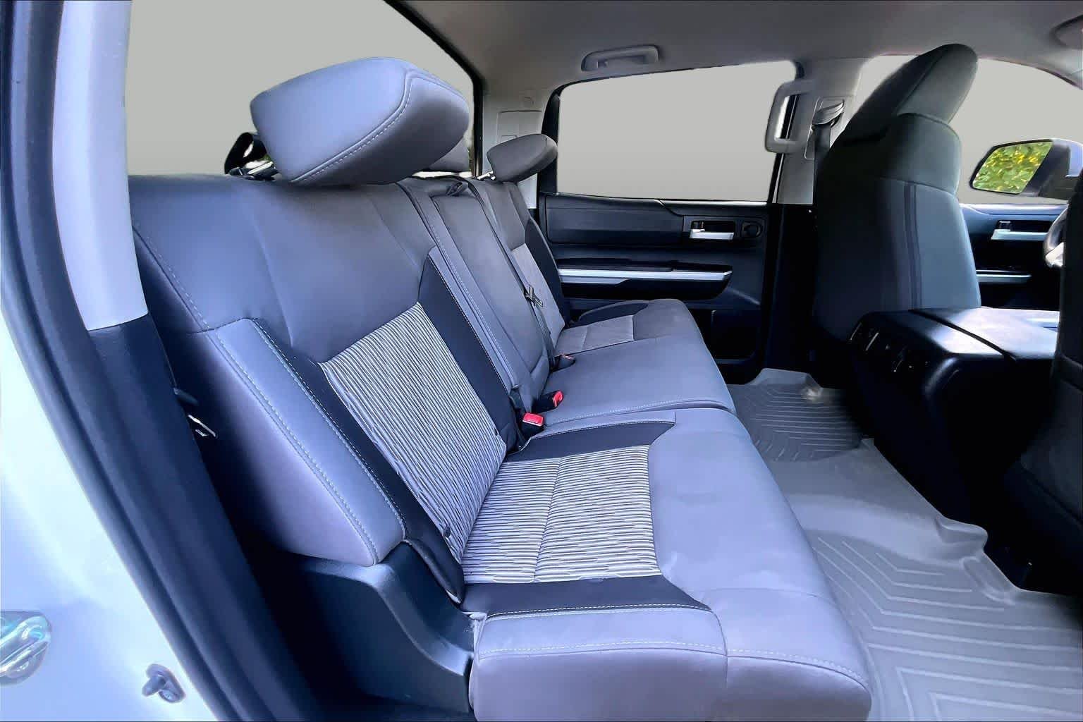 Used 2015 Super White Toyota SR5 image 17