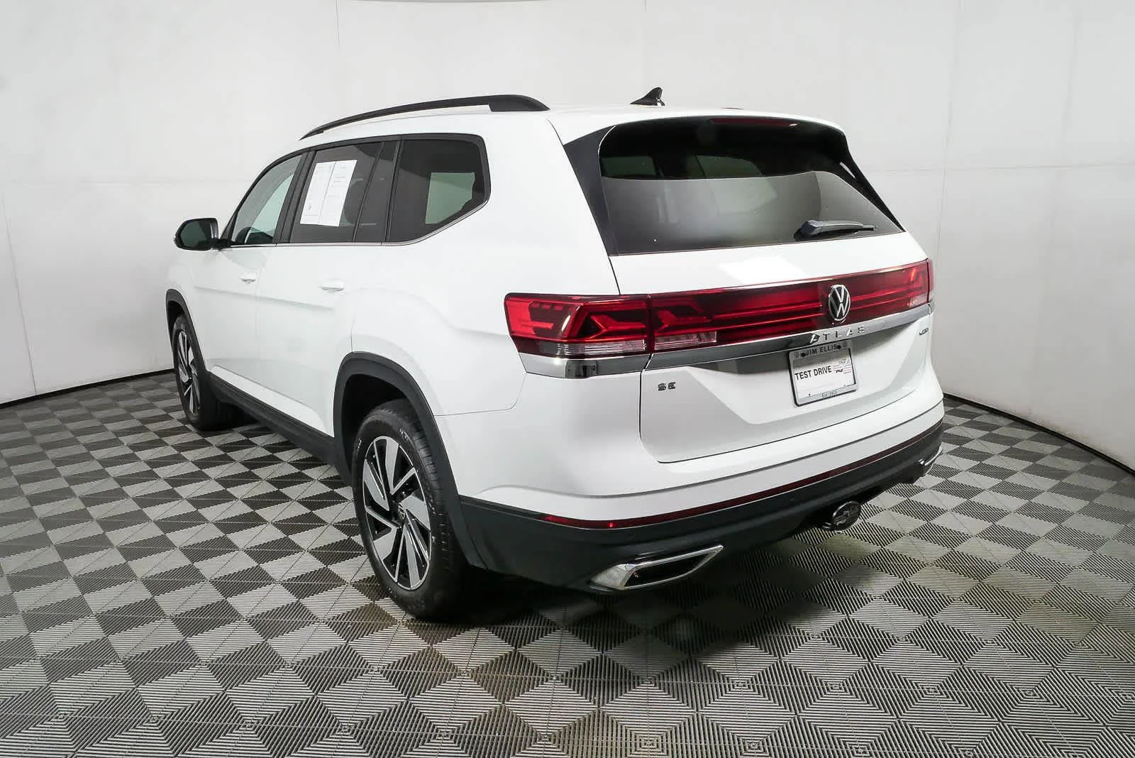 Certified Used 2025  VOLKSWAGEN SE image 27