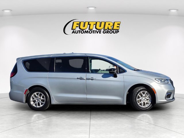 Used 2024 Silver Chrysler Touring L image 3