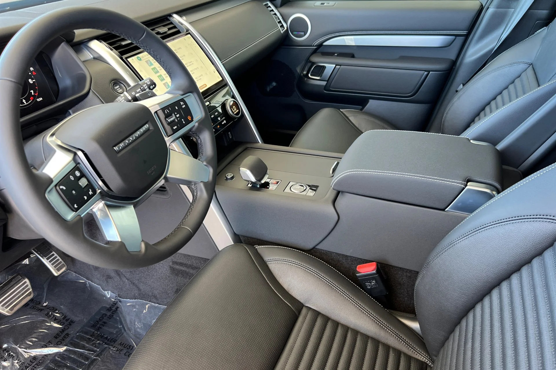 New 2026 Santorini Black Land Rover Dynamic SE image 13