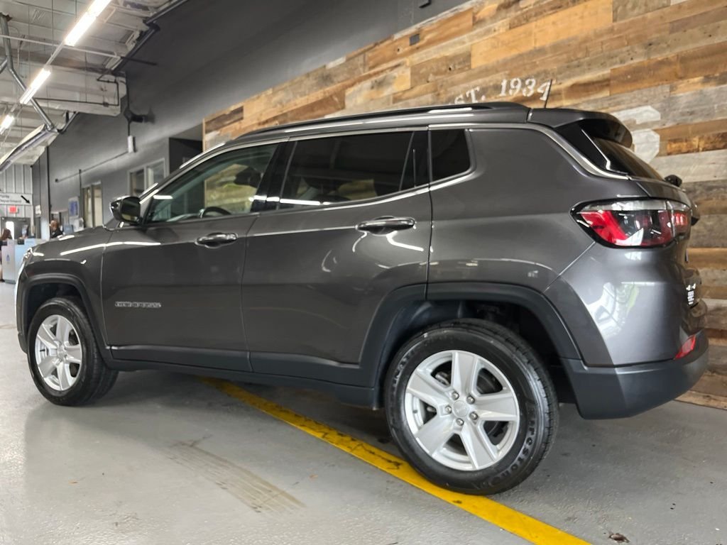 Used 2022 Crystal Metallic Jeep Latitude image 16