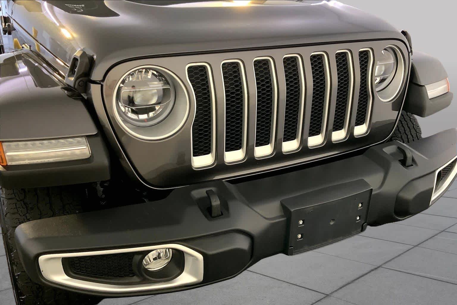 Used 2022 Granite Crystal Metallic Clearcoat Jeep Unlimited Sahara image 32