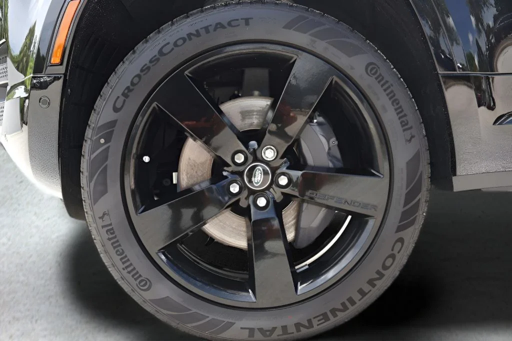 Certified Used 2025 Black Land Rover X-Dynamic SE image 27