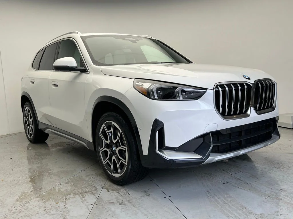 New 2026 Mineral White Metallic BMW xDrive28i image 2