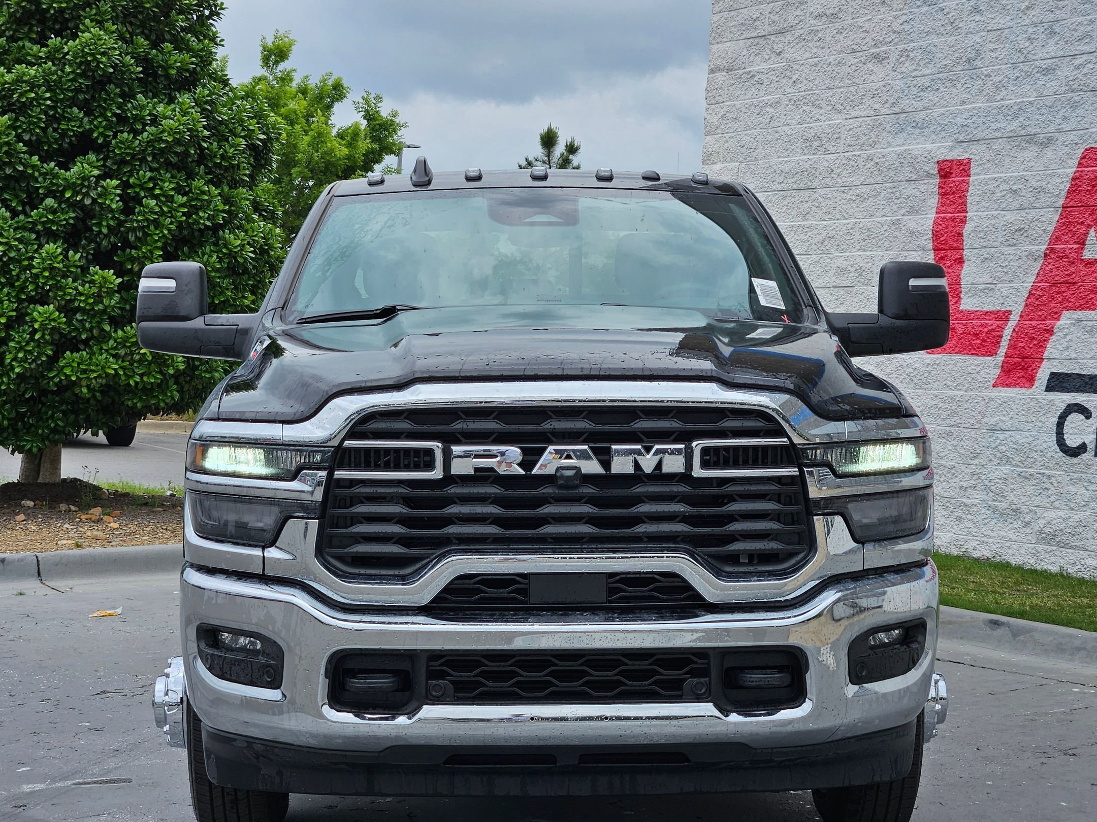 New 2026 Diamond Black Crystal Pearl-Coat Exterior Paint RAM Tradesman image 2