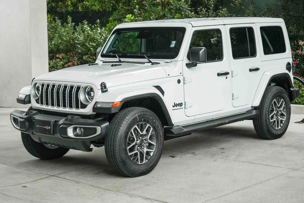 New 2026 Bright White Clear-Coat Exterior Paint Jeep Sahara image 3