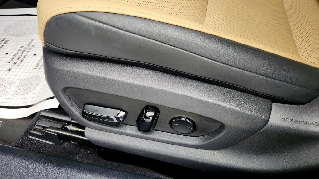 Used 2021 Eminent White Pearl Lexus ES 250 AWD w/ Premium Pkg & Blind Spot Monitor image 11