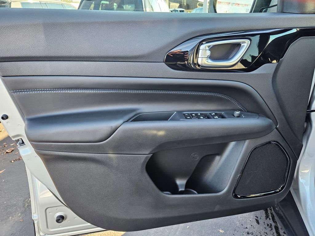 New 2026 Silver Zynith Metallic Clearcoat Jeep Latitude image 10