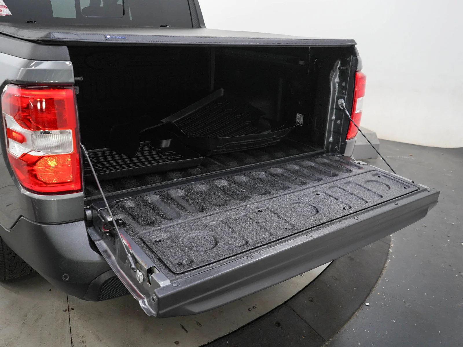 Used 2022 Gray Metallic Ford Lariat image 9