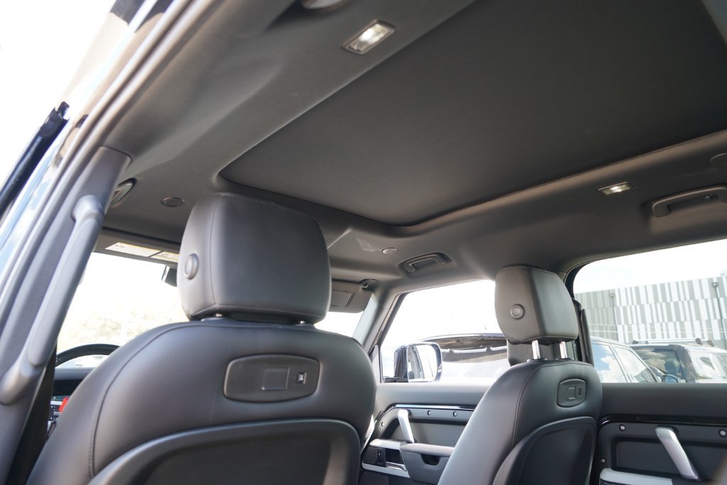 Used 2022  Land Rover X-Dynamic SE image 30